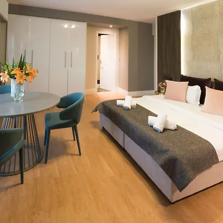 47 Luxury * Atina